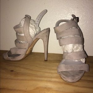Grey velvet heel